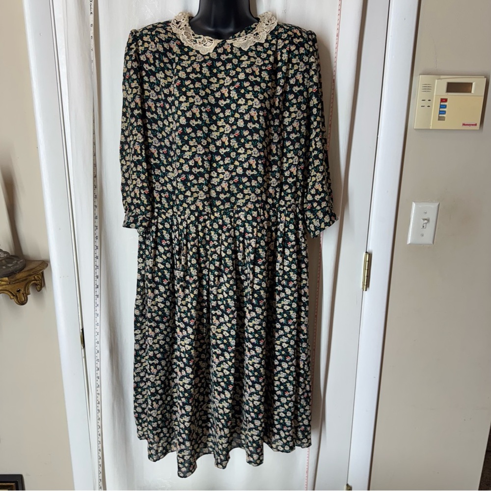 Vintage Lisa Petites Floral Dress with Lace Collar